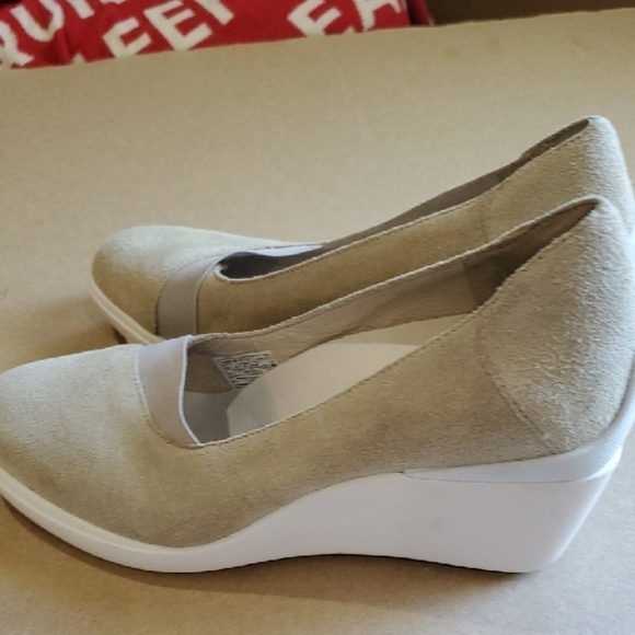 Tsubo Damira SuedeTan Wedge Slip-Ons with Elastic Panels. Never Worn 8.5 - Picture 5 of 11